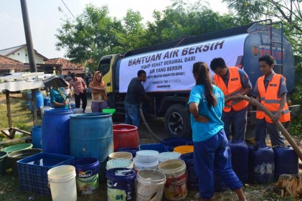 Berikan bantuan air bersih, salah satu program CSR Hankook Tire di Bekasi 