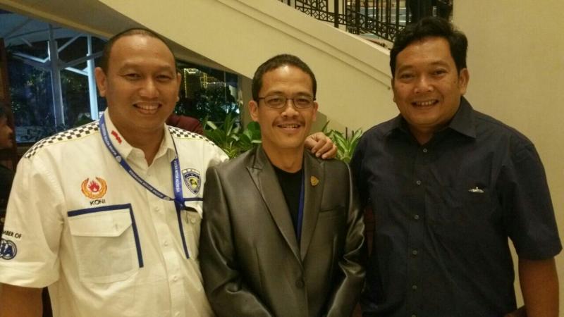 Albertus Hariono diapit Anondo Eko dan Dodi Irawan. (Foto : istimewa)
