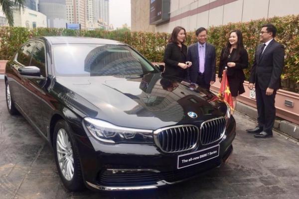 Serah Terima kunci BMW 730Li oleh Karen Lim, President Director BMW Group Indonesiakepada H.E. Dr. Hoang Anh Tuan, Duta Besar Vietnam untuk Indonesia