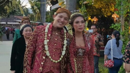 Moreno Soeprapto dan Rani Sukardi adakan pesta kebun di Batu, Malang, Jawa Timur, Sabtu malam ini. (Foto : Irawan Sucahyono)