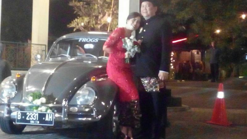 VW Beetle 1963 menjadi pemanis resepsi pernikahan Anto dan Vivi di Balai Sarwono. (foto : Adji Lanange Jagat)