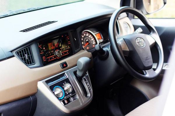 Desain interior Toyota Calya hadir dengan tema “Multi-Layer Cockpit” melalui kombinasi warna hitam dan coklat yang senada, sehingga memberikan tampilan yang elegan.
