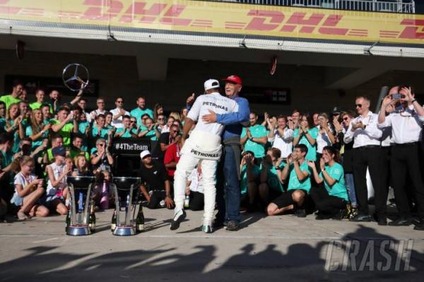 Lewis Hamilton merayakan kemenangan bersama Niki Lauda (ist)