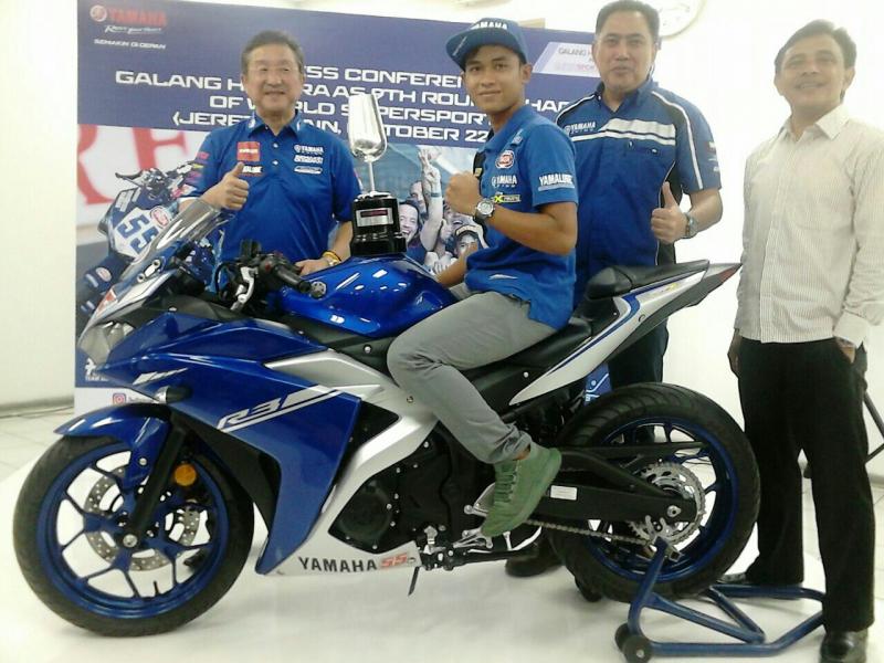 Galang Hendra bersana manajemen Yamaha Indonesia. (foto : anto putra)