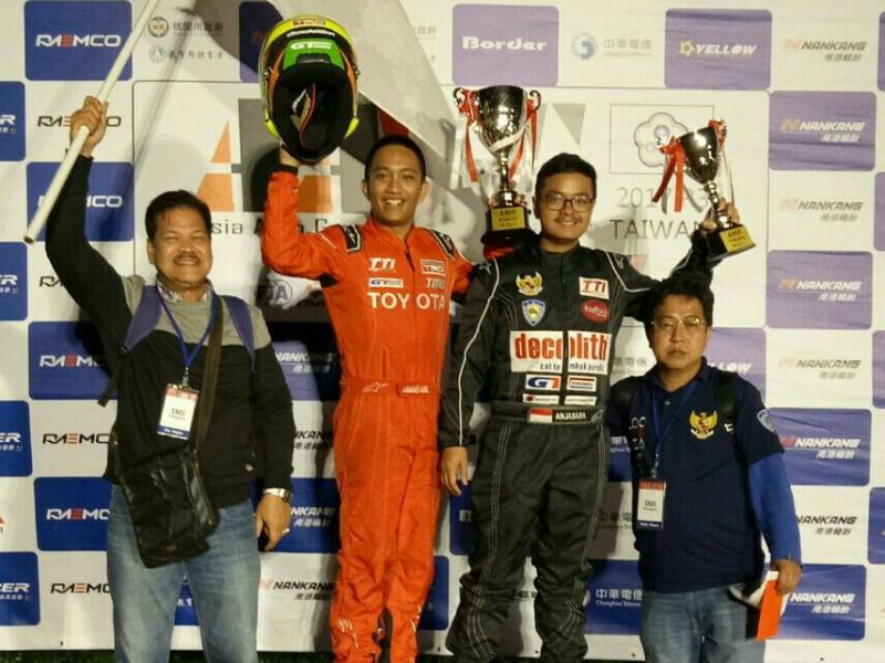 Demas, Anjas didampingi Vito Siagian dan Hendra Rahardja di atas podium juara team championship di Taiwan. (Foto : istimewa)