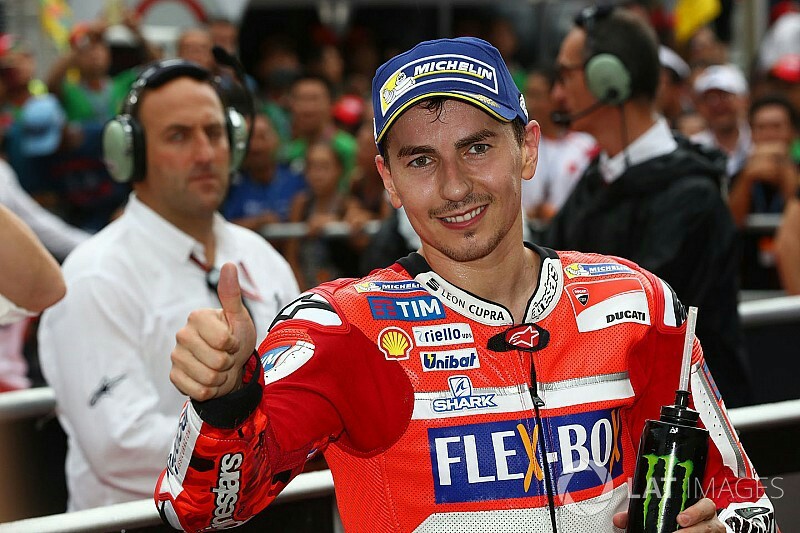 Jorge Lorenzo mengaku tak melihat kode untuk mengalah dari Dovizioso. (foto : Ducati)