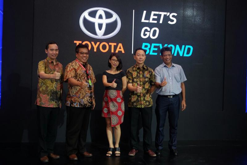 Tehnologi hybrid ditampilkan Toyota pada Pameran Mobil Surabaya 2017. (foto : TAM)