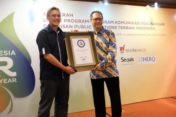 L. Iwan Pranoto (Head of Communication & Event Asuransi Astra) saat menerima penghargaan PR Manager of The Year 2017, Selasa (31/10) di Jakarta.