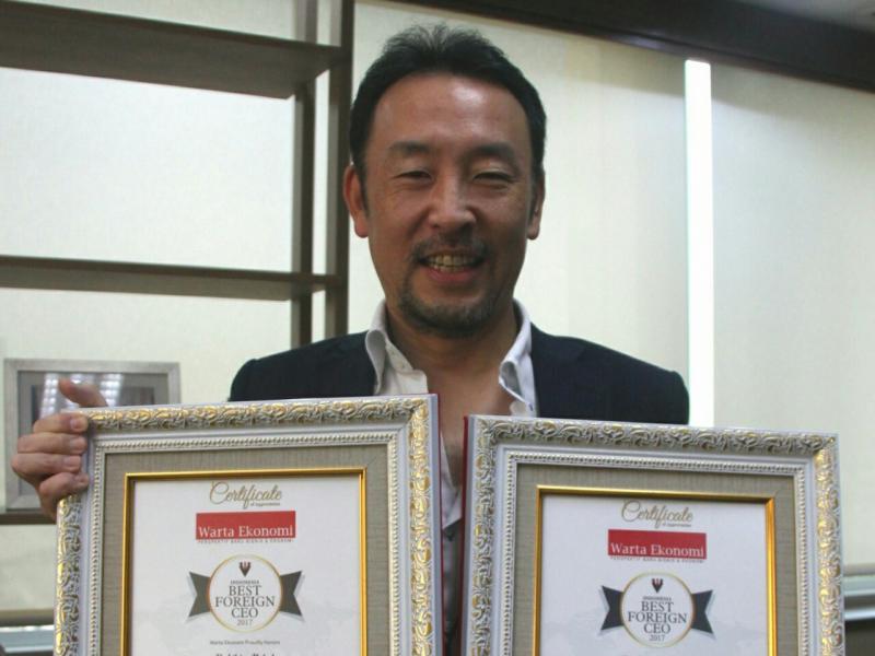 Presdir TAM, Yoshiro Nakata menerima penghargaan sebagai CEO terbaik. (foto : istimewa)