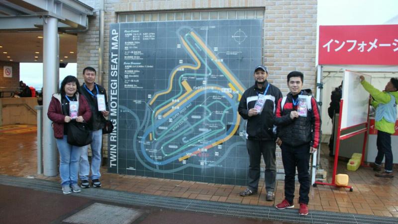 Dua pemenang Promo Shell Helix Profesional sangat enjoy bisa menonton langsung MotoGP di Jepang. (foto : Shell)