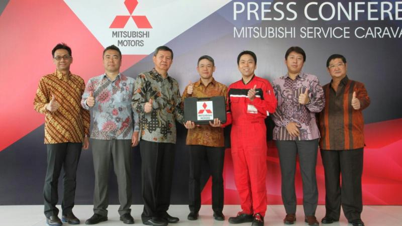 Manajemen MMKSI dan dealer Srikandi Diamond Alam Sutera, Tangerang. (foto : budsan)