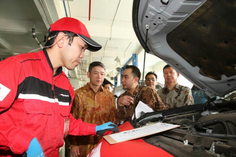 Ada 4 mekanik yang didatangkan langsung dari Jepang, sekaligus transfer ilmu kepada mekanik Indonesia. (foto : budsan)