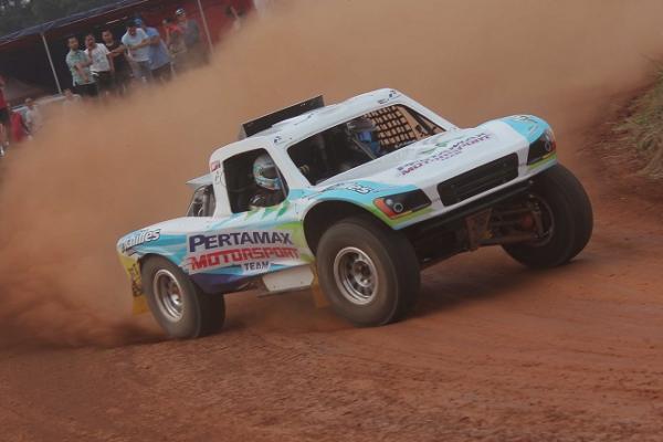 Rifat Sungkar dengan mobil Tubular Dirt Buggy-nya siap bersaing menjadi yang terbaik di kelas paling bergengsi. (foto : Pertamax)