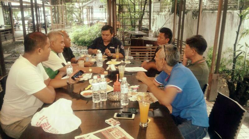 Weno Aulia (tengah) saat mengadakan konsolidasi dengan tim suksesnya di sebuah restoran di Padang, Selasa sore.  ( Foto : BangVe)