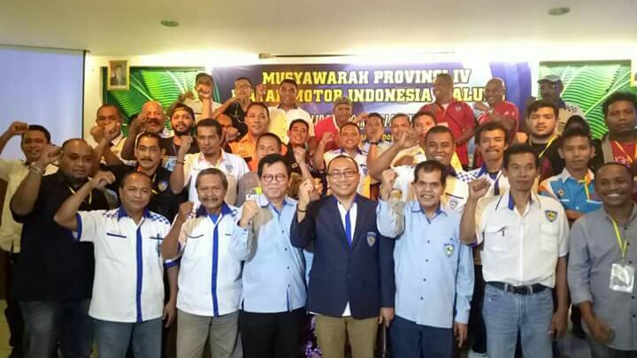 Sandi Wattimena (pakai jas hitam, tengah) sesaat setelah terpilih sebagai Ketum IMI Maluku. (foto : ist)