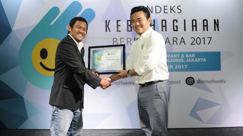Iki Wibowo dari Kia Motors saat menerima penghargaan dari Otomotif Group. (foto : Kia Motors)