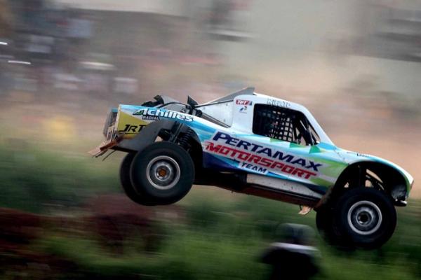 Rifat Sungkar menerbangkan tubular Dirt Buggy pada seri 5 Kejurnas Speed Offroad di Paramount, Gading Serpong, Tangerang. (foto : Pertamax M) 
