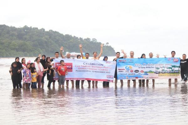 Para anggota Avega Family Club Indonesia bersama keluarganya berpose di Pantai Pangandaran. (foto : ist)