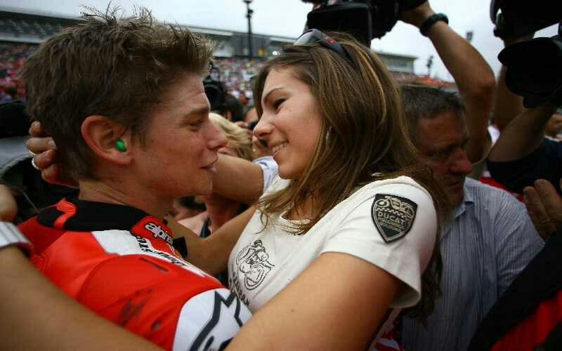 Casey Stoner bersama istri, Adriana. Pensiun dini membuka jalan Marc Marquez ke MotoGP.