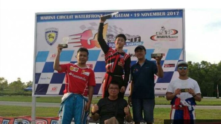 Keanon Santoso naik podium sebagai juara kelas Senior Rok di Batam. (foto : ist)