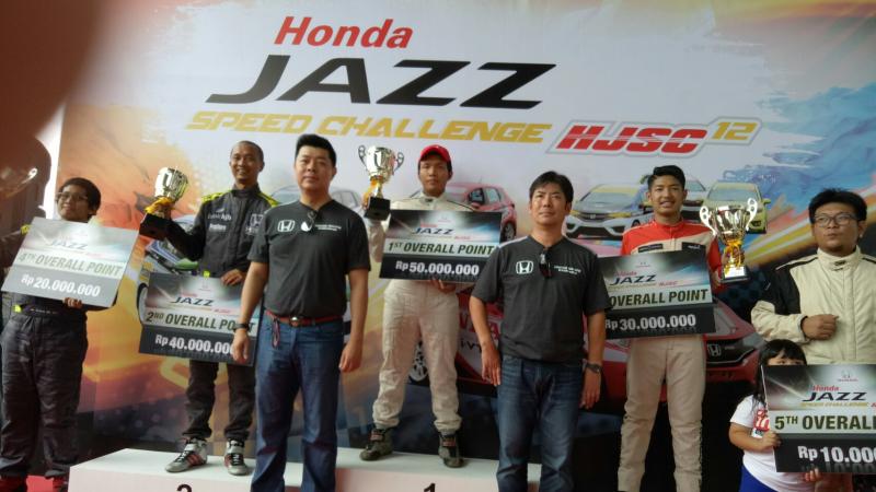 Rio Saputro Boedihardjo di podium utama bersama Mr Watanabe dan Jonfis Fandi dari Honda Prospect Motor. (foto : budsan)