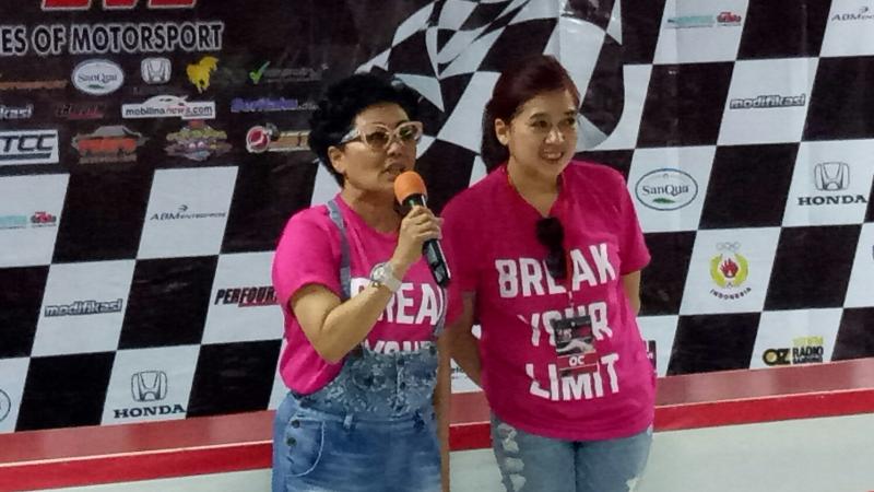 Lola Moenek dan Vivi Montolalu, melanjutkan kerjasama memajukan balap mobil di Indonesia. (foto : budsan)