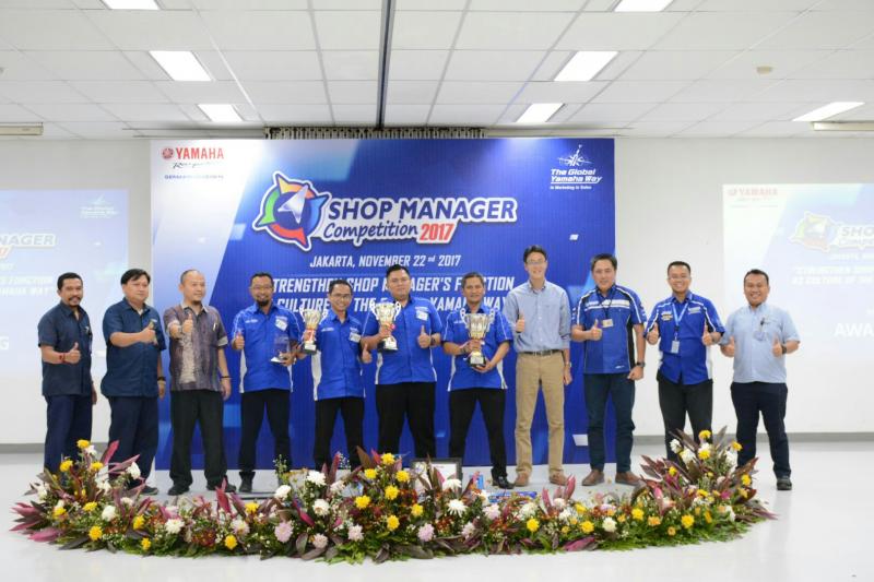 Para peserta Shop Manager Competition bersama dengan manajemen Yamaha Indonesia. (foto : Yamaha)
