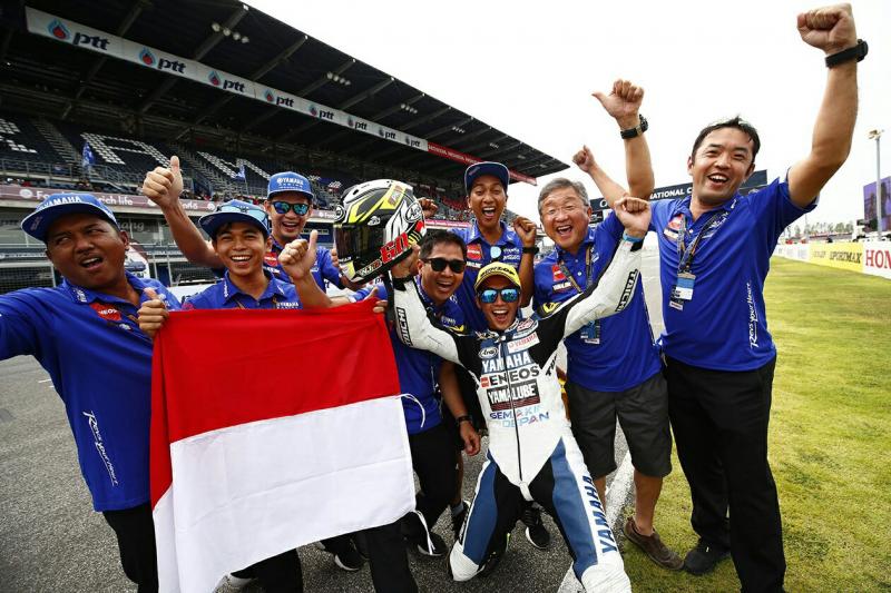 Wahyu Aji rayakan kemenangan dengan ofisial Yamaha Indonesia. (foto : yamaha)