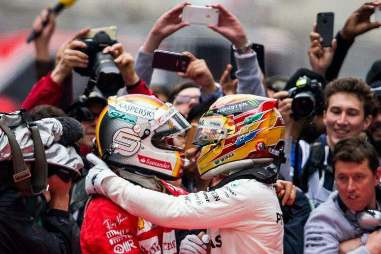 Hamilton dan Vettel, persaingan berlanjut di luar lintasan. (foto : Crash)