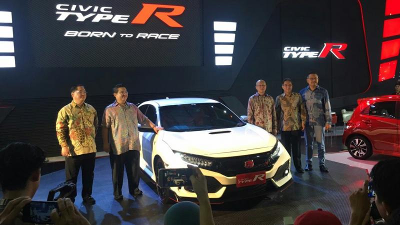 Honda Civic Type R kunjungi Makassar. (foto : HPM)