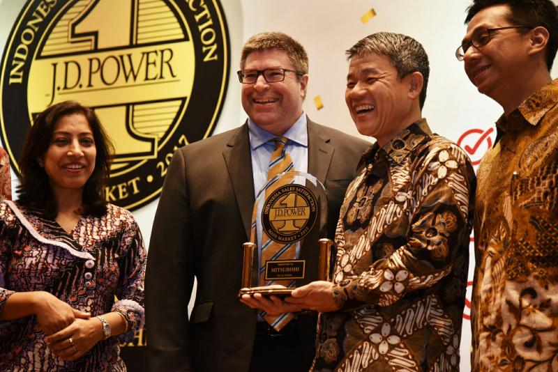 Kyoya Kondo selaku Presdir MMKSI dengan penghargaan dari JD Power Singapura. (foto : budsan)