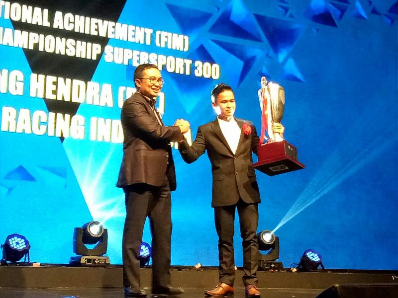 Galang Hendra terima trofi Achievement International dari Sadikin Aksa (Ketum IMI Pusat). (foto : budsan)