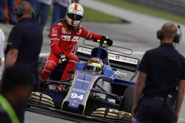 Salah satu momen di F1 2017 usai Vettel tabrakan di Sirkuit Sepang lalu pulang ke paddock dengan menumpang mobil Lance Stroll (ist)