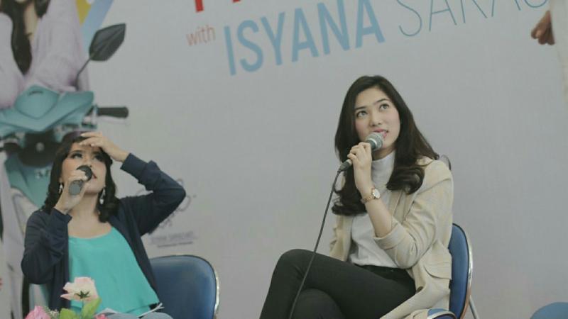 Isyana Sarasvati saat juma fans dengan Isyanation di Bandung. (foto : ymh)