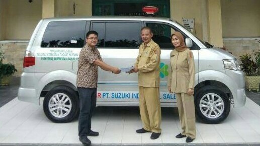 Perwakilan dari Suzuki Mobil donasikan mobil di Hari Kesehatan Nasional RI. (foto : ist)