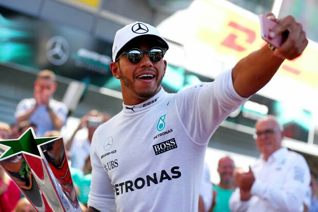 Lewis Hamilton nomor dua setelah pesepakbola Christiano Ronaldo dalam hal ketenaran. (foto : DailyStar)