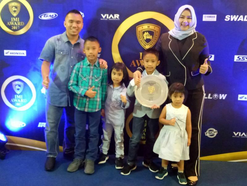 Andy Wibowo bersama istri dan 4 anaknya saat IMI Awards 2017 di Jakarta. (foto : budsan)