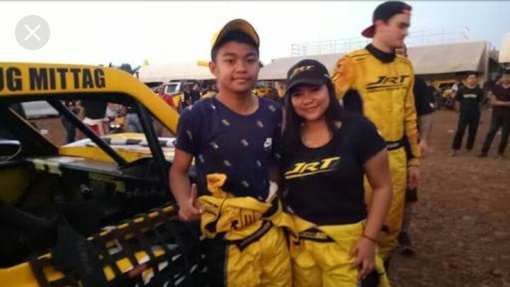 Jhoni bersama Liana Saputri, kakaknya yang juga andalan Jhonlin Racing Team. (foto : budsan)