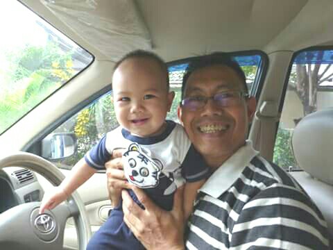 Aris bersama putranya Sandi, nyaman bersama Toyota Avanza G M/T lansiran 2008. (foto : anto)