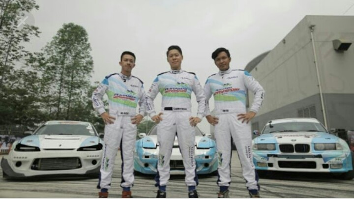 Rio SB (paling kanan) bersama rekannya drifter di tim Pertamax Motorsport asuhan Rifat Sungkar. (fofo : ist)