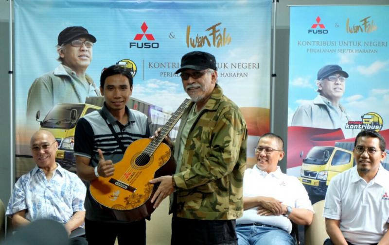 Iwan Fals selaku brand ambassador Mitsubishi FUSO saat temu penggemarnya di Surabaya. (foto : ist)
