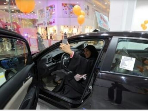 Wanita Arab Saudi selfie di mobil dalam pameran otomotif di Jedah. (foto : reuters)