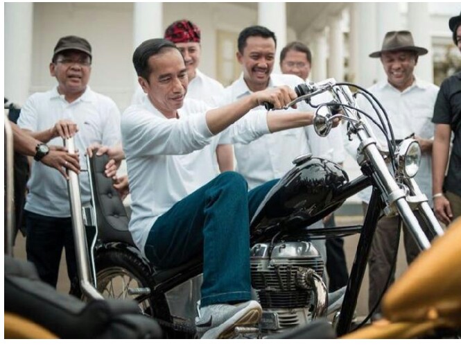 Presiden Jokowi jatuh cinta pada pandangan pertama dengan motor Chopperland. (foto : ist)
