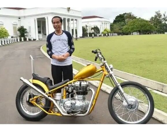 Presiden Jokowi dengan koleksi motor Chopperlandnya, Kaesang nggak boleh pinjam. (foto : wartakota)