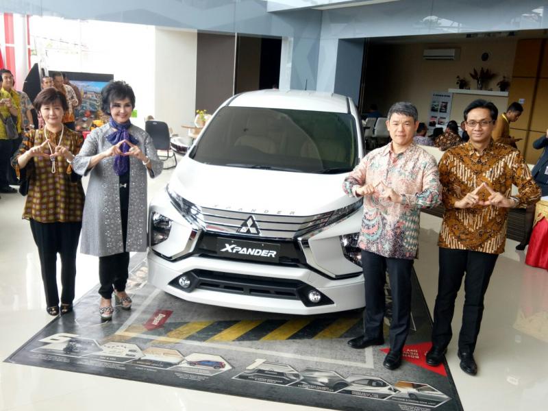 Manajemen PT MMKSI bersama Sun Motor pada peresmian diler kendaraan penumpang Mitsubishi di Bekasi, Selasa (23/1). foto : budsan