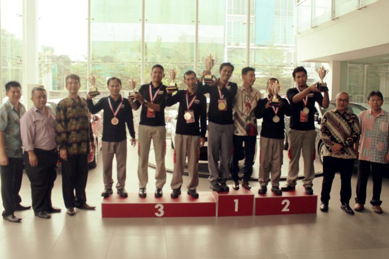 Para teknisi, Service advisor hingga Service manager mendapat apresiasi dari Kia Mobil Indonesia. (Foto : ist)
