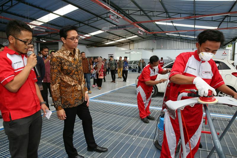 Irwan Kuncoro dari BOD PT MMKSI kunjungi fasilitas pengecatan di Cirebon. (Foto : ist)