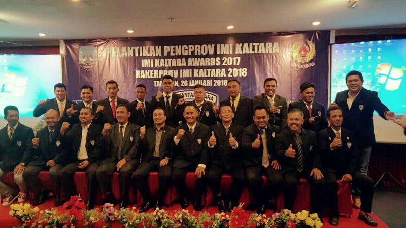 Para pengurus IMI Kalimantan Utara bersama Sadikin Aksa (Ketum IMI Pusat). (Foto : Benny)