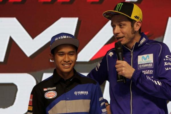 Galang Hendra dapat wejangan dari juara dunia MotoGP Valentino Rossi (foto: yamaha racing)
