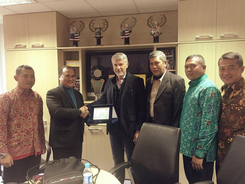 Gubernur Bangka Belitung Erzaldi Rosman terima plakat penghargaan dari Youthstream di Monaco. (Foto : Ist)